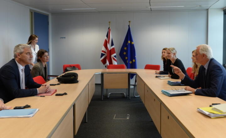 Spotkanie Stephena Barclaya (L) i Michaela Barniera (P) w piątek w Brukseli  / autor: PAP/EPA/JOHANNA GERON