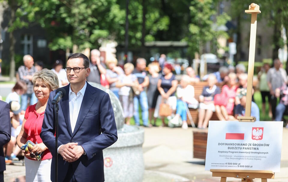 Premier Mateusz Morawiecki i senator PiS Dorota Tobiszowska na Placu Niepodległości w Rudzie Śląskiej / autor: PAP/Zbigniew Meissner