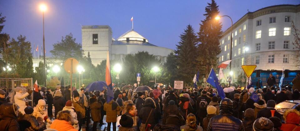 Protest przed Sejmem 5 grudnia 2017 r. / autor: PAP/Jakub Kamiński