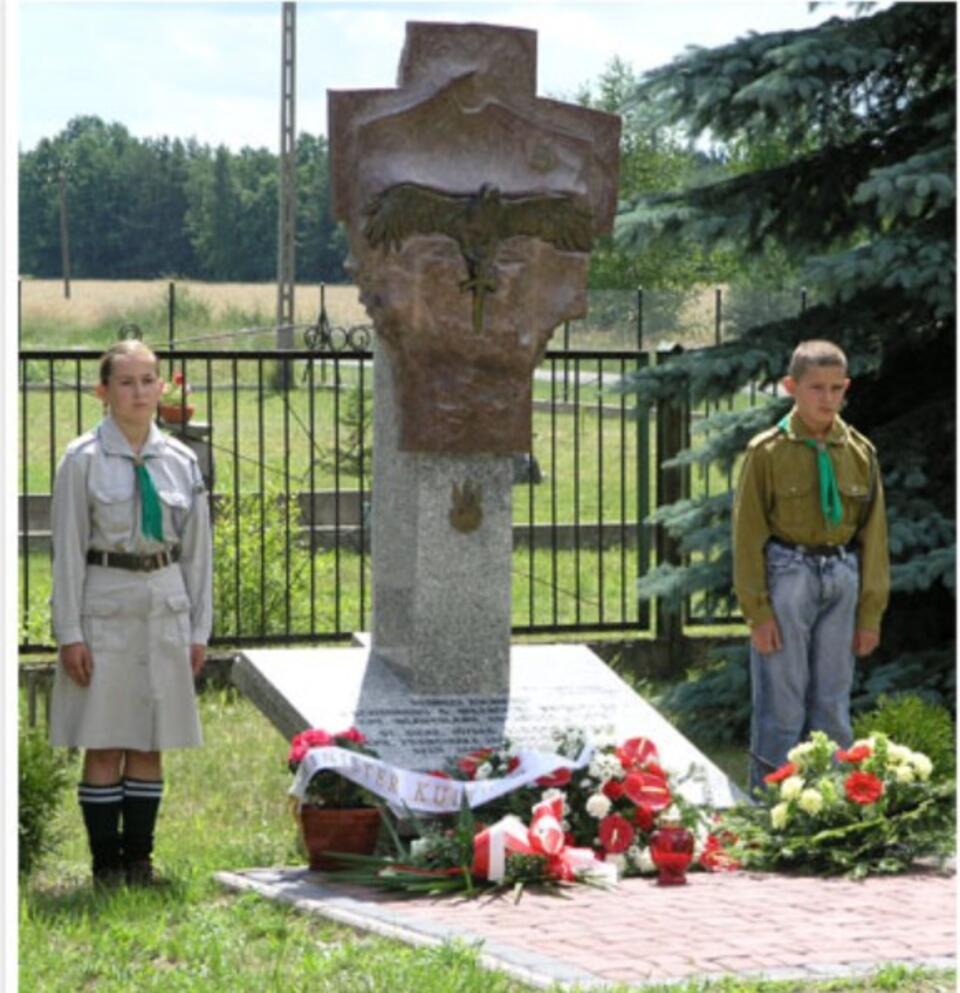 Odsłonięcie pomnika w Kiełpińcu - dzieło Fundacji Pamiętamy
