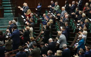 Aplauz koalicji 13 grudnia po przyjęciu ustawy o SAFE / autor: PAP