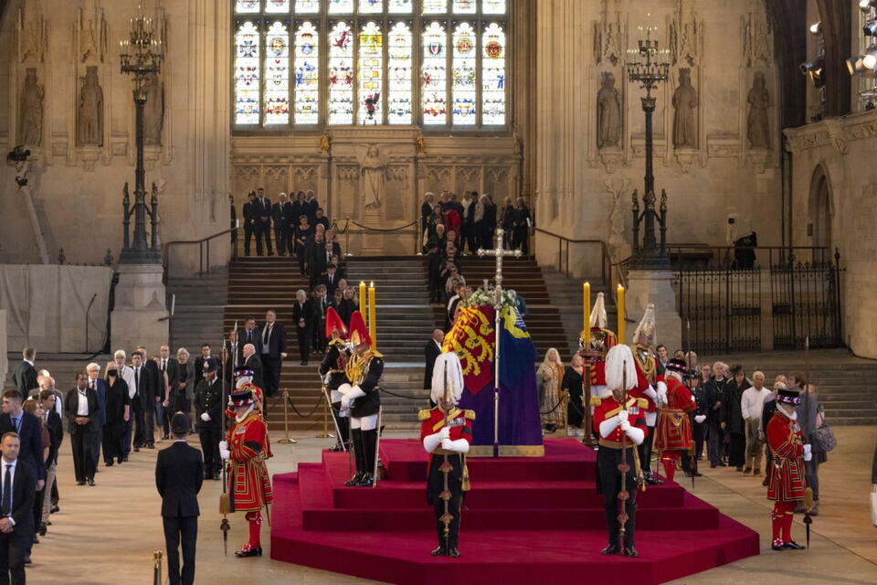 Trumna z ciałem królowej wystawiona w Westminster Hall w Pałacu Westminsterskim w Londynie / autor: PAP/EPA