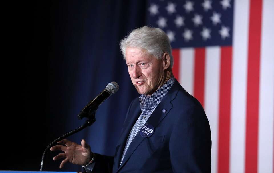 B. prezydent USA Bill Clinton na wiecu Kamali Harris, 2024 / autor: Gage Skidmore from Surprise, AZ, United States of America, CC BY-SA 2.0 <https://creativecommons.org/licenses/by-sa/2.0>, via Wikimedia Commons