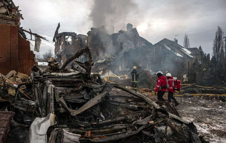 Zniszczenia po rosyjskim ataku rakietowym na mieszkalną dzielnicę Kijowa / autor: PAP/Vladyslav Musiienko