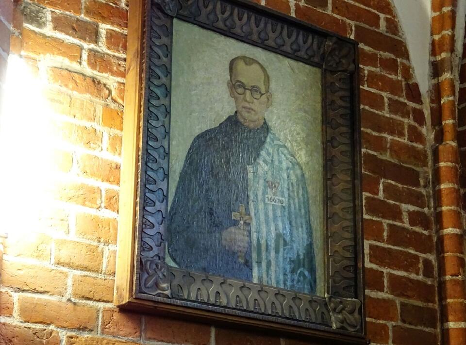Portret św. Maksymiliana Kolbe w katedrze w Kołobrzegu / autor: Fratria