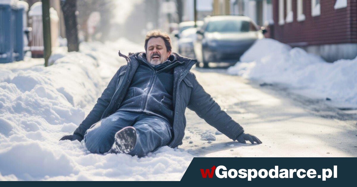 Nieodśnieżone chodniki. Od kogo domagać się odszkodowania za złamaną nogę na oblodzonym podjeździe?