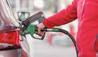 Dobra i zła wiadomość dla kierowców o cenach paliw