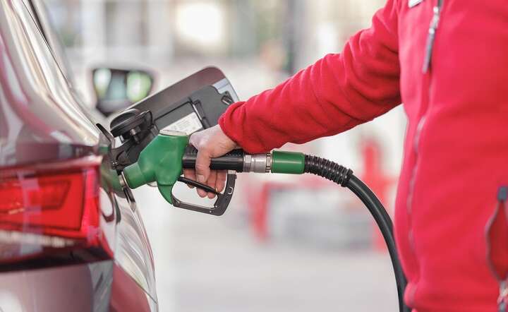 Od początku maja benzyna 95 i olej napędowy staniały średnio o 11 i 12 gr na litrze / autor: Pixabay