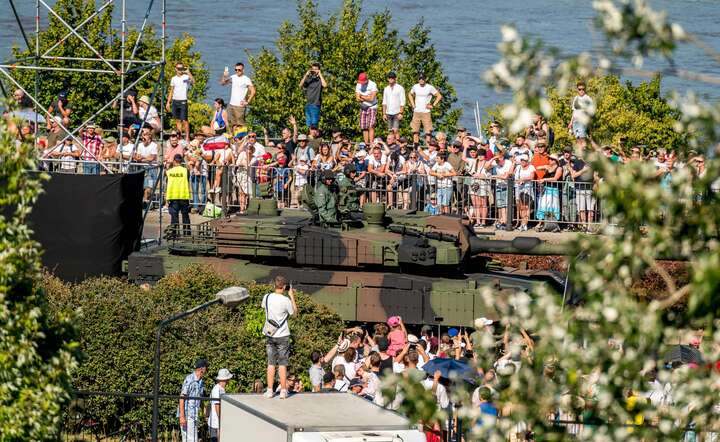 Wielka defilada wojskowa w Warszawie, a na niej czołg K2 / autor: AS/Fratria