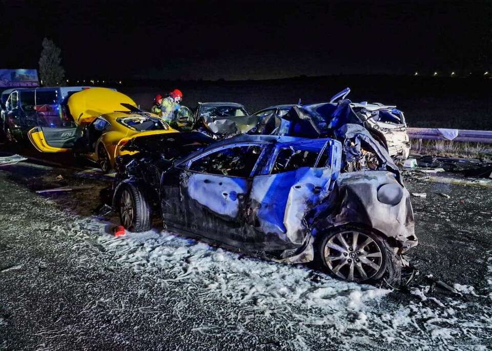 Miejsce zderzenia osiemnastu samochodów osobowych i trzech ciężarowych na S7 w kierunku Gdyni między wjazdem Lipce a Gdańsk. / autor: PAP/KW PSP Gdańsk