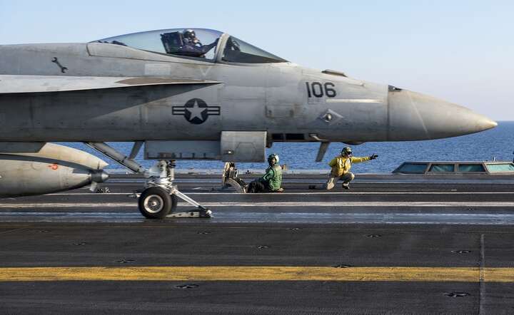 Ćwiczenia lotnictwa pokładowego na lotniskowcu US Navy / autor: Pixabay