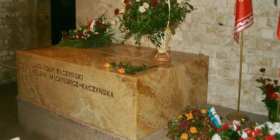 „Sarkofag Lecha i Marii Kaczyńskich” autorstwa Poznaniak - własna praca. Licencja CC BY-SA 2.5 na podstawie Wikimedia Commons - http://commons.wikimedia.org/wiki