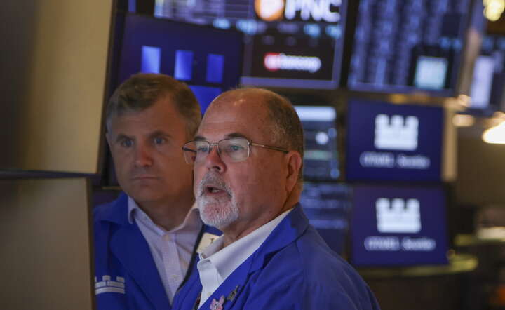 Maklerzy na parkiecie giełdy nowojorskiej NYSE przy Wall Street, 17 sierpnia 2026 / autor: PAP/EPA/SARAH YENESEL