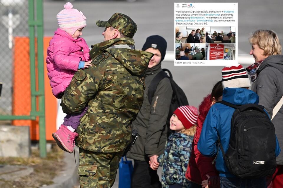 Rodzina uchodźców z Ukrainy na przejściu granicznym w Medyce / autor: PAP/Darek Delmanowicz