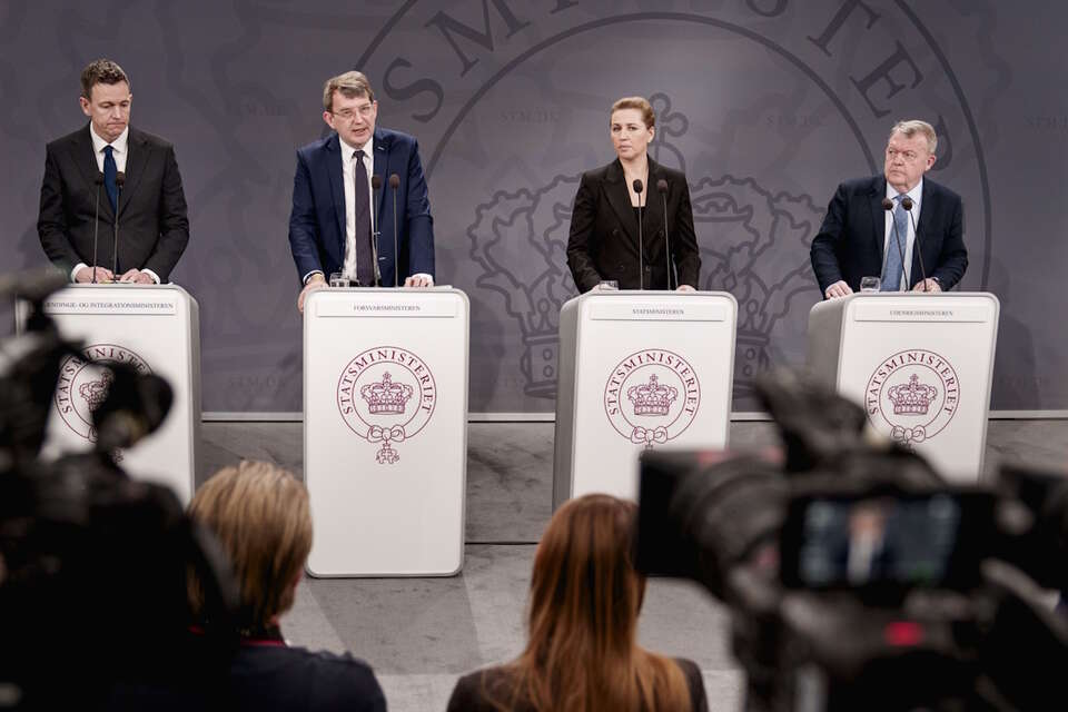 Nadchodzi wiatr zmian? Dania zaostrza prawo deportacyjne dla zagranicznych przestępców. "Musimy chronić naszych obywateli". Na zdjęciu konferencja prasowa ws. reform w deportacji przestępców / autor: PAP/EPA