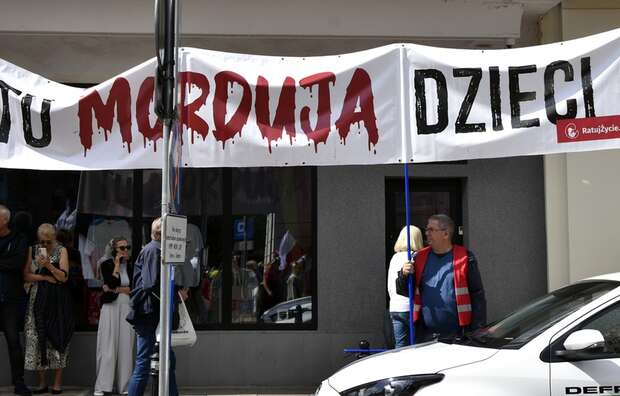 Pikieta przed kliniką "Abotak" / autor: Fratria