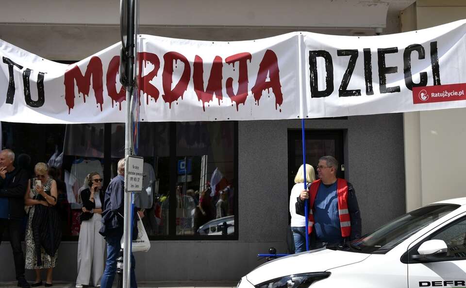 Pikieta przed kliniką "Abotak" / autor: Fratria