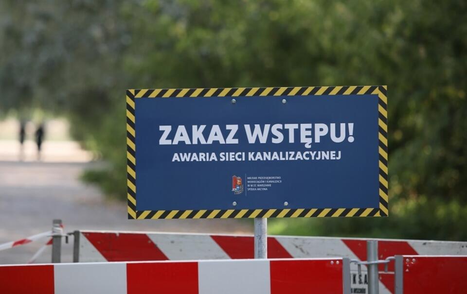  Oznaczenia zakazu wstępu przy zejściu do Wisły / autor: PAP/Leszek Szymański