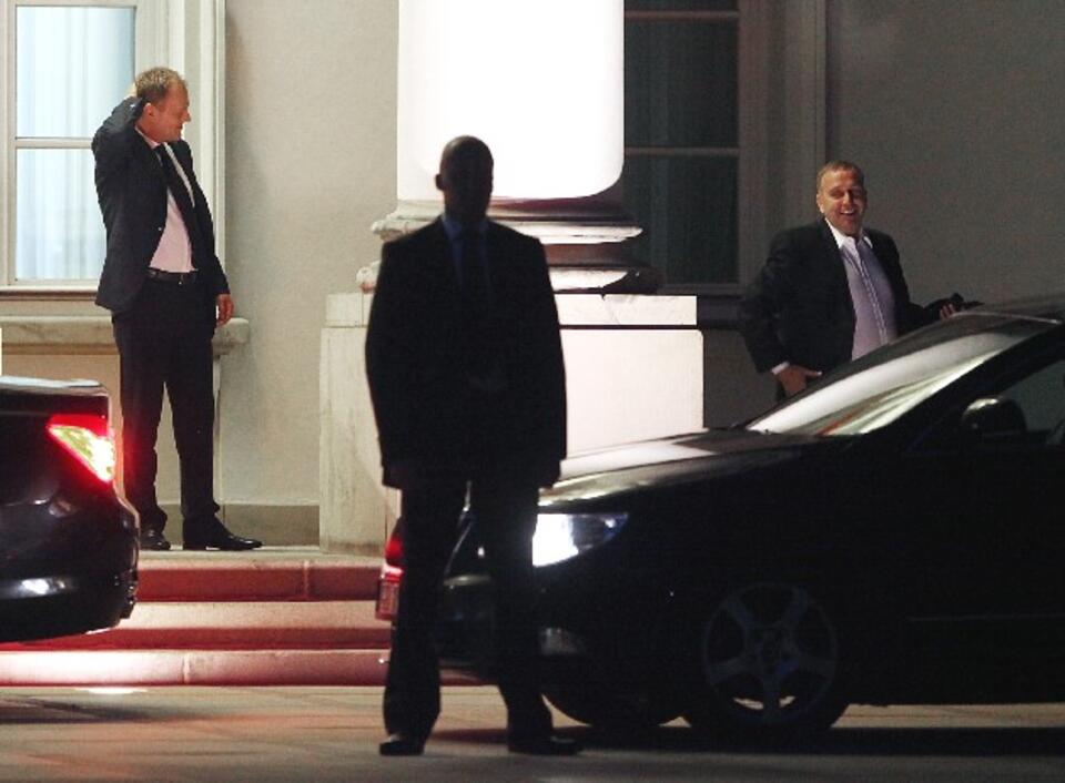 Premier Donald Tusk i marszałek Sejmu Grzegorz Schetyna opuszczają Belweder, 29 lipca 2011 r., PAP