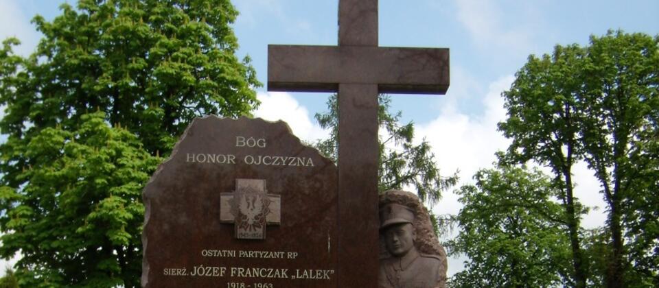 Pomnik sierż. Józefa Franczaka ps. „Lalek”, Piaski, (2008), odsłonięty 11 maja 2007 r. / autor: Stefs/commons.wikimedia.org