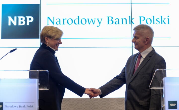 Prezesi banków centralnych Ukrainy i Polski po podpisaniu umowy o linii kredytowej, fot. PAP/Marcin Obara