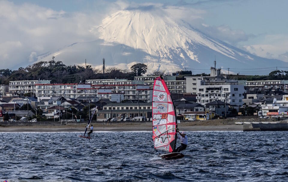 Maciej Rutkowski na tle słynnej japoskiej góry Fuji / autor: Carter/PWA