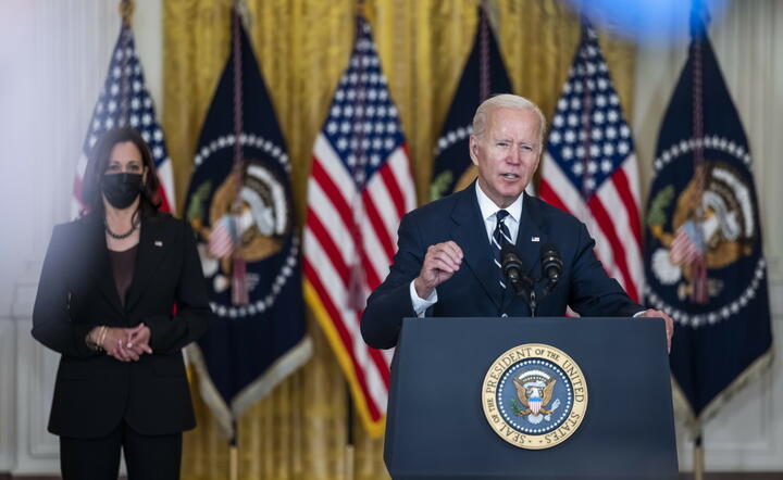 prezydent USA Joe Biden. W tle Kamala Harris / autor: fotoserwis PAP