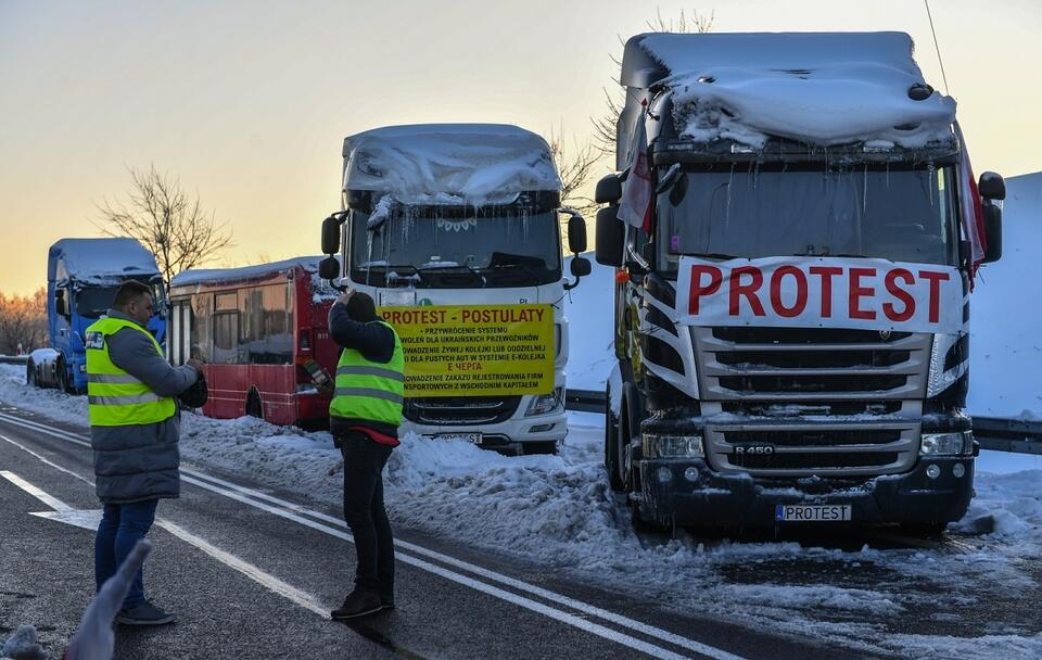 Protest przewoźników przed przejściem granicznym w miejscowości Hrebenne / autor: PAP/Wojtek Jargiło