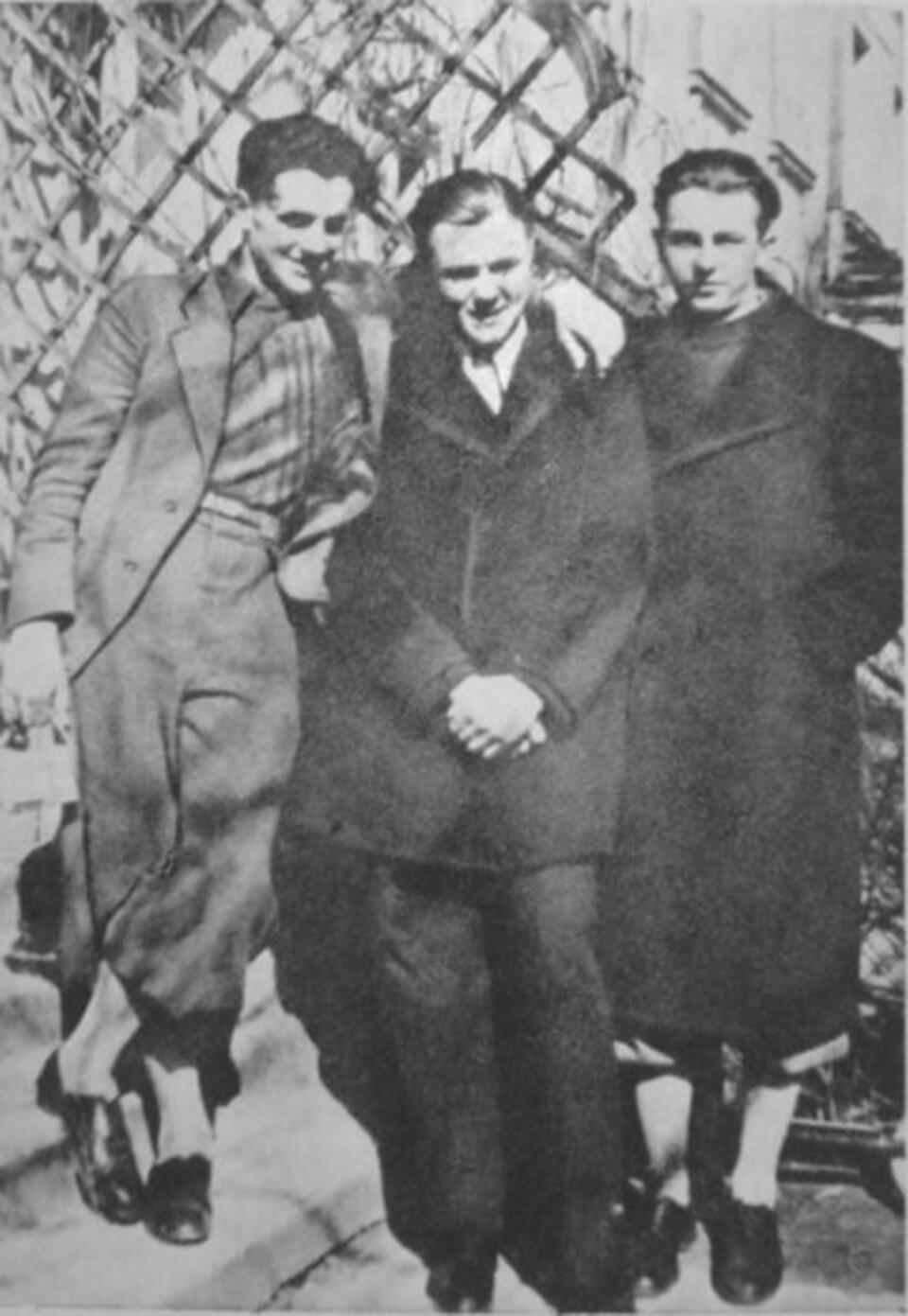 Jan Rodowicz (z prawej) z kolegami – Sławomirem Szymankiewiczem ps. „Czarnota” (z lewej) oraz Józefem Saskim ps. „Katoda” (w środku) / wikipedia