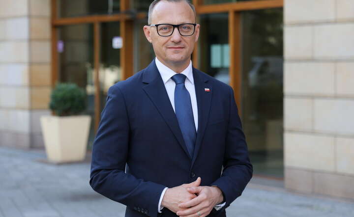 Rzecznik prasowy prezydenta RP Karola Nawrockiego Rafał Leśkiewicz przed siedzibą Polskiej Agencji Prasowej w Warszawie / autor: PAP/Rafał Guz