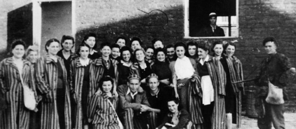 Więźniarki KL Warschau uwolnione 5 sierpnia 1944 przez żołnierzy batalionu Zośka / autor: Muzeum Niepodległości w Warszawie/wikipedia.pl