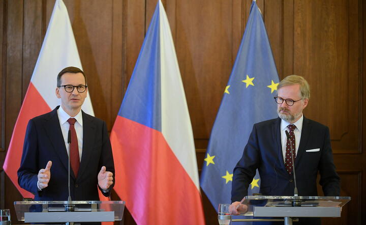 Premier Mateusz Morawiecki (L) i premier Republiki Czeskiej Petr Fiala (P)  / autor: PAP/Marcin Obara