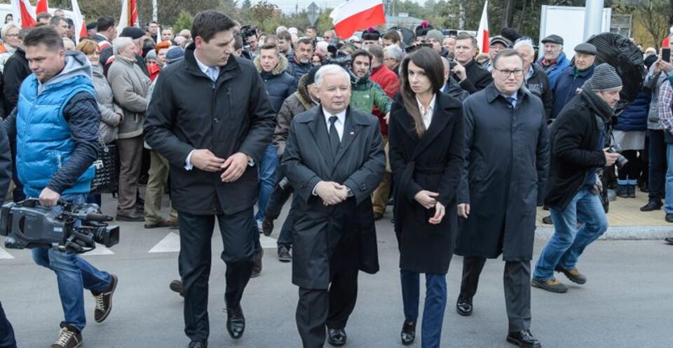 Marta Kaczyńska, Jarosław Kaczyński, Grzegorz Bierecki (z prawej) i prezydent Białej Podlaskiej Dariusz Stefaniuk, podczas otwarcia ronda im. prezydenta prof. Lecha Kaczyńskiego w Białej Podlaskiej. Fot. PAP/Wojciech Pacewicz 