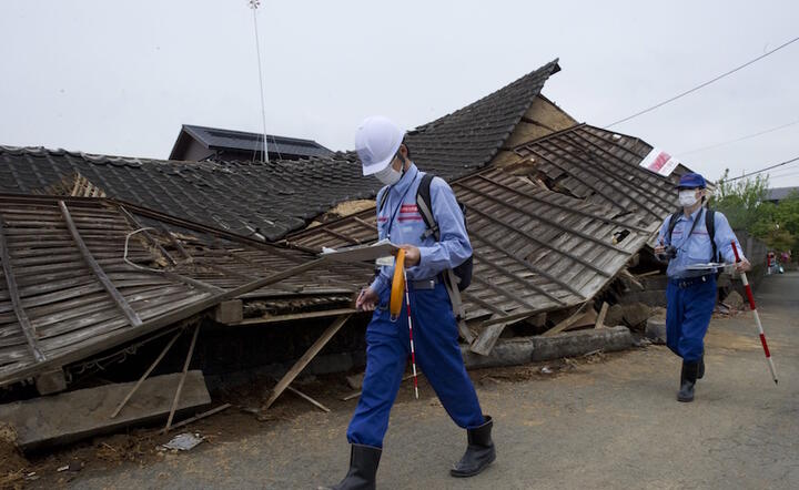 Urzędnicy badają skalę zniszczeń w miejscowości Mashiki w prefekturze Kumamoto, fot. PAP/EPA/EVERETT KENNEDY BROWN