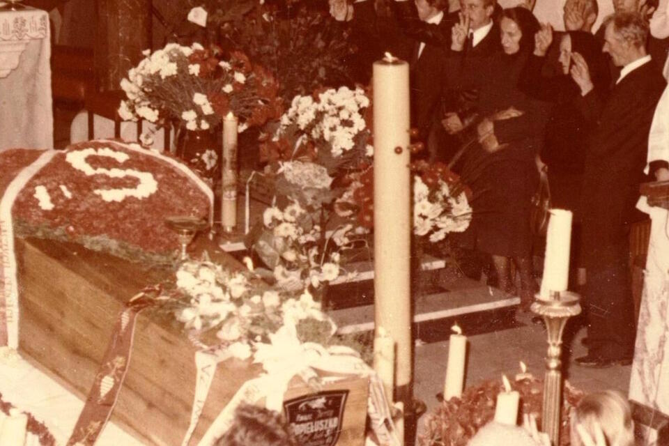 pogrzeb ks. Jerzego Popiełuszki. Jego matka Marianna - pierwsza z prawej strony / autor: Wikimedia Commons-Andrzej Iwański/CC Attribution-Share Alike 3.0