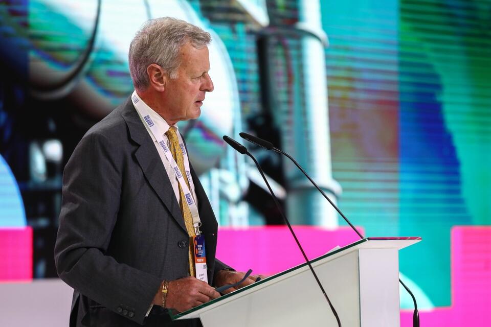 en. Richard Shirreff przemawia na 8. edycji Kongresu 590 na terenie Toru Służewiec w Warszawie. / autor: PAP/Tomasz Gzell