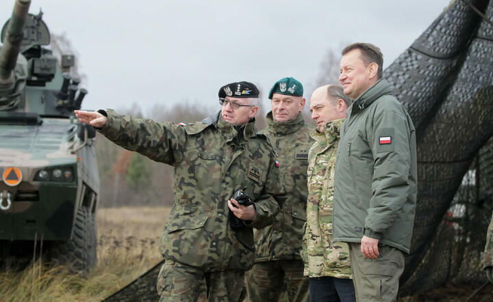 szef MON Mariusz Błaszczak, sekretarz obrony Wielkiej Brytanii Ben Wallace i polscy oficerowie / autor: fotoserwis PAP