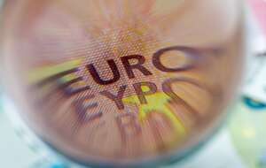 Napis "euro" na banknocie, zdj. ilustracyjne / autor: Fratria