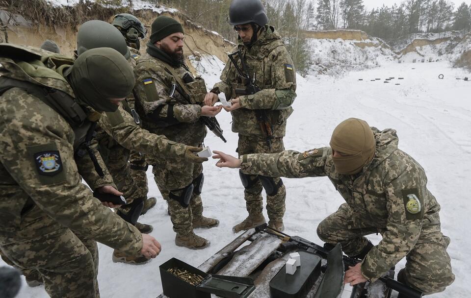 Ćwiczenia wojskowe w okolicach Kijowa / autor: PAP/EPA/SERGEY DOLZHENKO