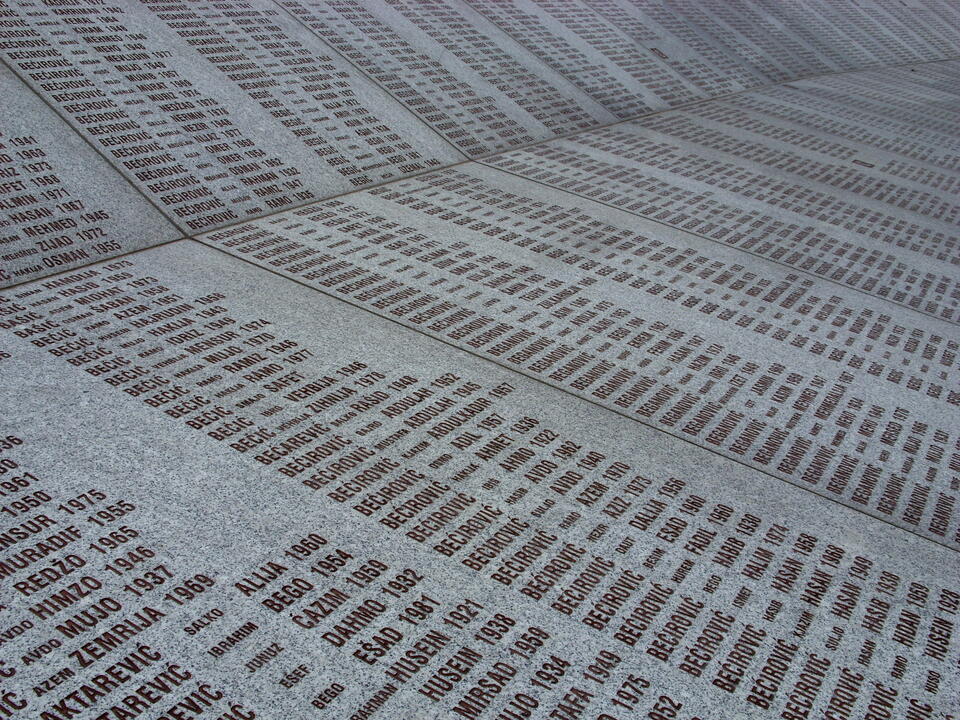 Pomnik ofiar masakry w Srebrenicy. / autor: Wikimedia Commons/Julian Nyča