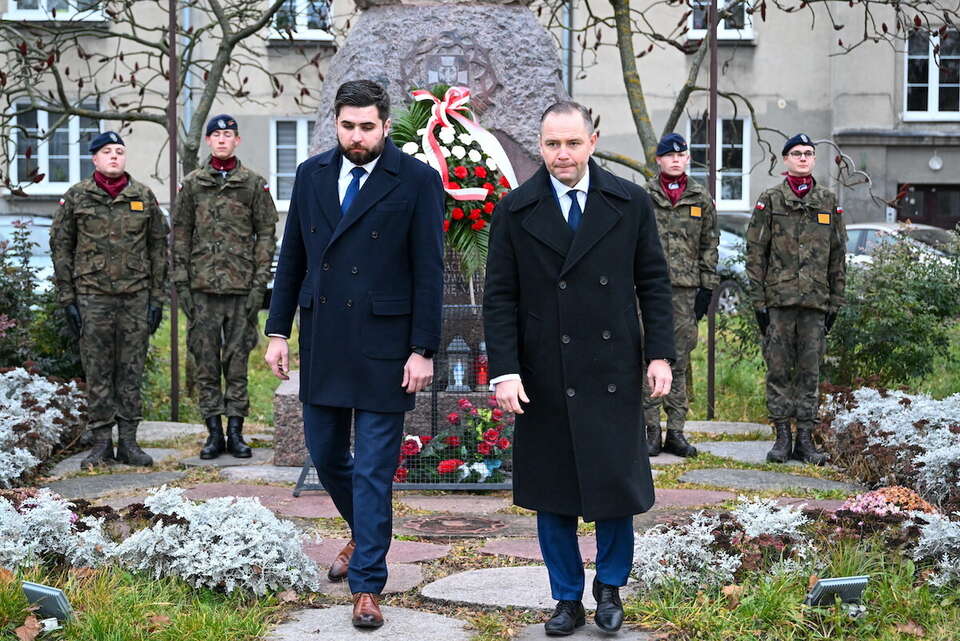 Prezes Instytutu Pamięci Narodowej Karol Nawrocki (P) i prezydent Chełma Jakub Banaszek (L) złożyli kwiaty przed pomnikiem Piety Wołyńskie. / autor: PAP/Wojtek Jargiło