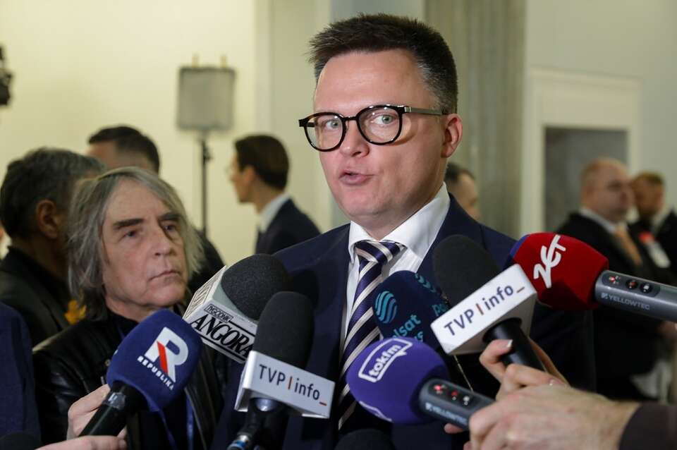 Wicemarszałek Sejmu Szymon Hołownia podczas wypowiedzi dla mediów w Sejmie w Warszawie. / autor:  PAP/Tomasz Gzell