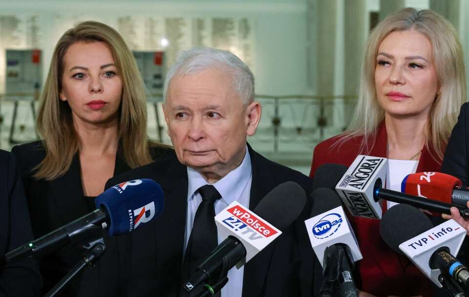 Prezes PiS mocno ocenił zamykanie porodówek przez rząd koalicji 13 grudnia. / autor: PAP/Albert Zawada