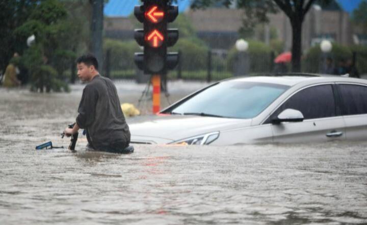 Tajfun w Chinach  / autor: PAP/EPA/FEATURECHINA CHINA OUT