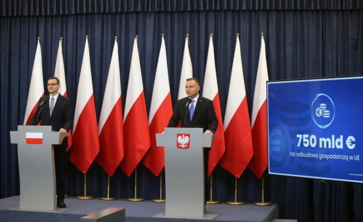 Prezydent Andrzej Duda (P) oraz prezes Rady Ministrów Mateusz Morawiecki (L) podczas wspólnego oświadczenia, 28 bm. w KPRP w Warszawie / autor: PAP/ Eliza Radzikowska-Białobrzewska/KPRP