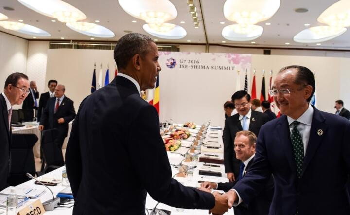 Prezydent USA Barack Obama wita się z szefem Banku Światowego Jim Yong Kimem w trakcie obrad plenarnych G7 w Ise-Shima (Japonia), w tle Donald Tusk, szef Rady Europy, fot. PAP/EPA/MANAN VATSYAYANA 