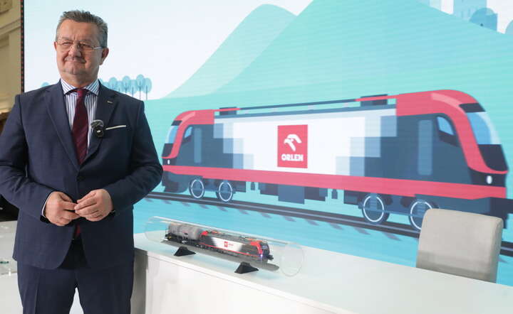 Prezes firmy Pesa Bydgoszcz Krzysztof Zdziarski podczas konferencji prasowej w siedzibie spółki w Warszawie / autor: PAP/Tomasz Gzell