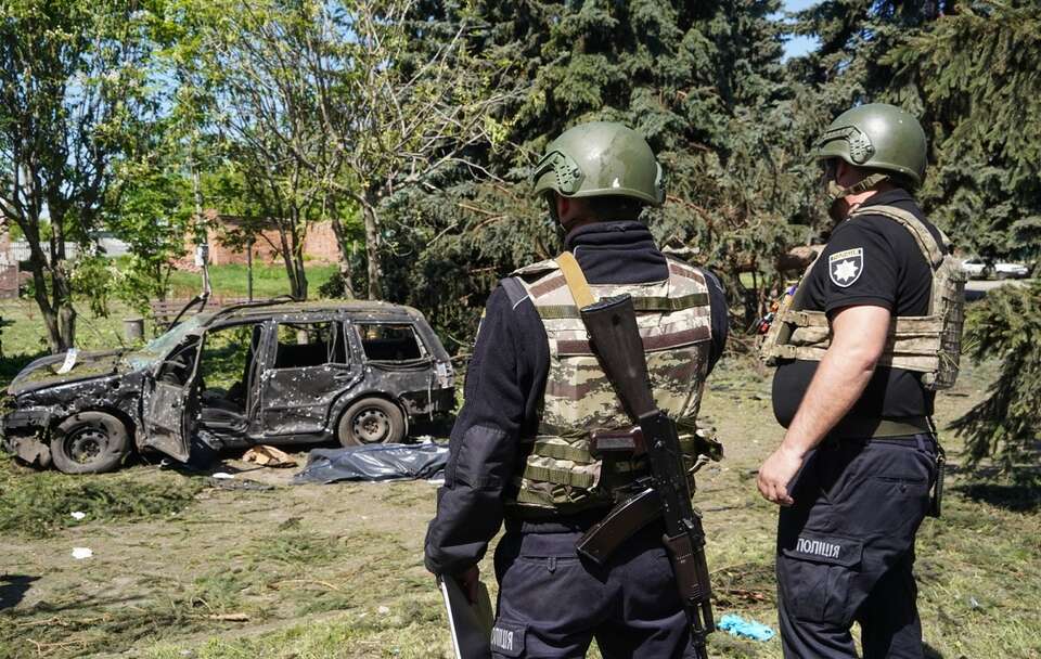 Zniszczenia po rosyjskim ataku pociskami kierowanymi w miejscowości Zołocziw / autor: PAP/Mykola Kalyeniak