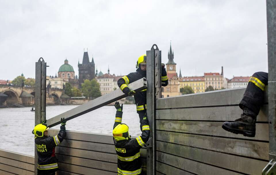 Strażacy budują zapory przeciwpowodziowe na brzegu Wełtawy w Pradze / autor: PAP/EPA/MARTIN DIVISEK