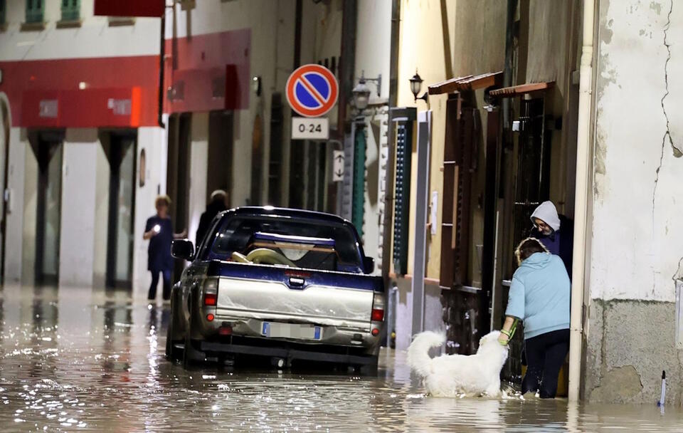 Zalane ulice po burzy w Campi Bisenzio, Florencja, Włochy / autor: PAP/EPA/CLAUDIO GIOVANNINI